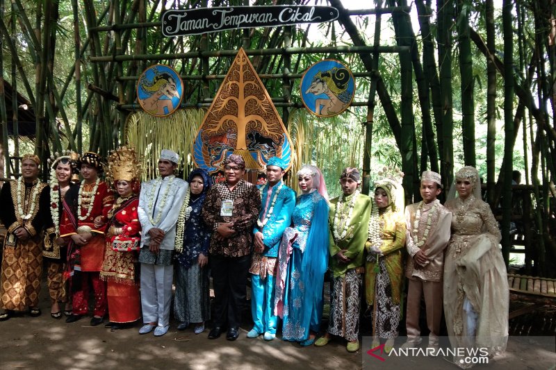 Enam pasang penganten nikah bareng di wahana Taman Tempuran Piyungan