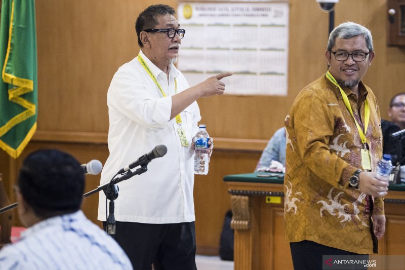 Aher dan Deddy bersaksi di sidang Meikarta