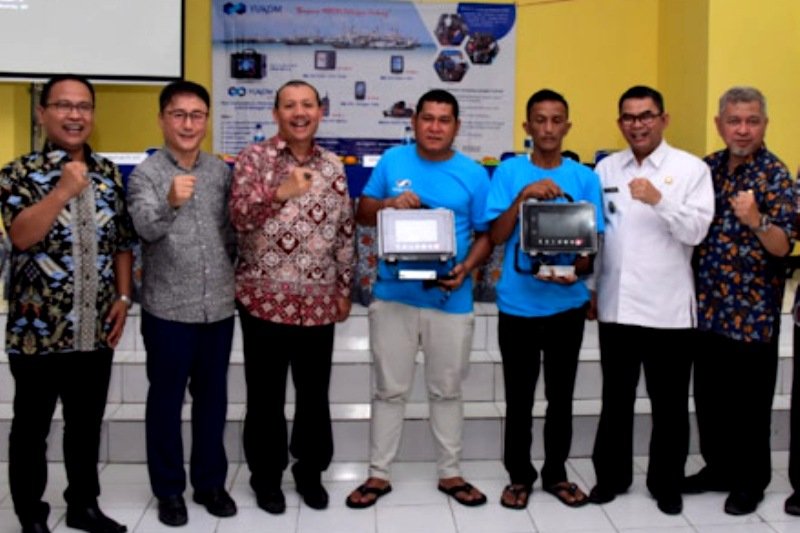 Sekda Jabar serahkan alat navigasi tangkap ikan kepada nelayan Sukabumi