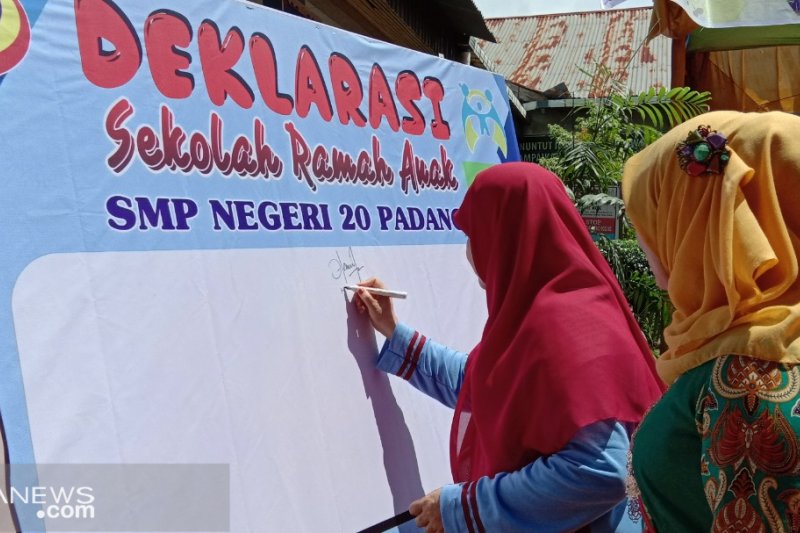 SMP 20 Padang deklarasikan sekolah ramah anak (video)