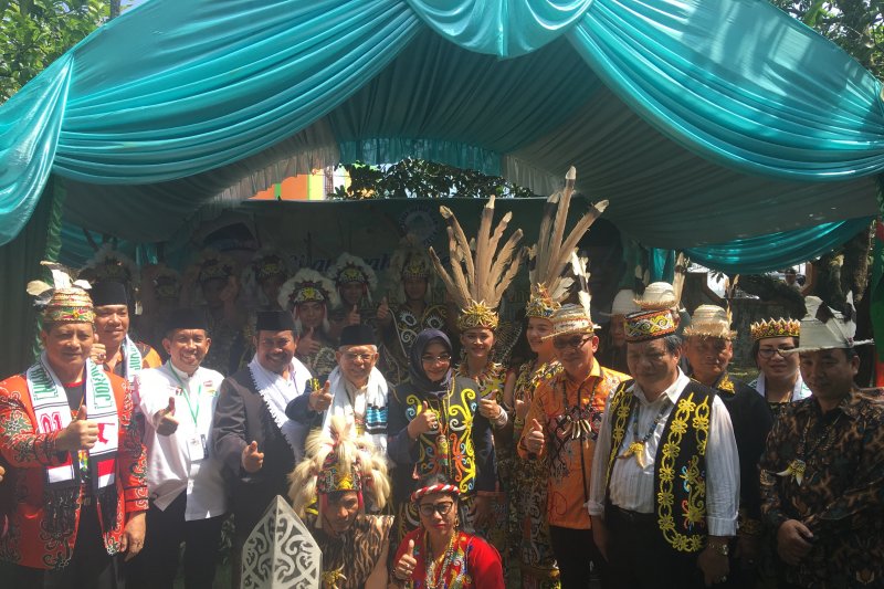 Ma'ruf Amin dianugrahi gelar masyarakat Dayak