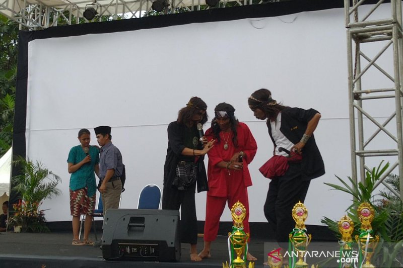 Tari Lenong Dari Betawi Diiringi Dengan Alat Musik