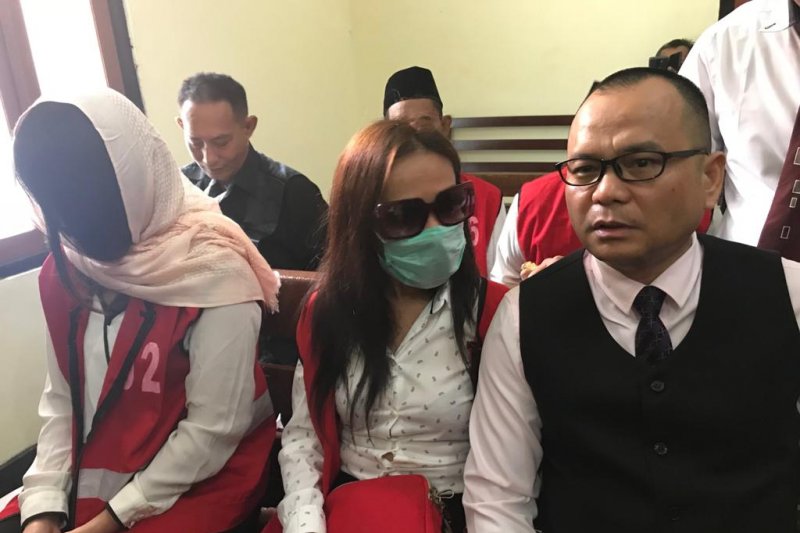 Sidang perdana dua mucikari Vanesa Angel