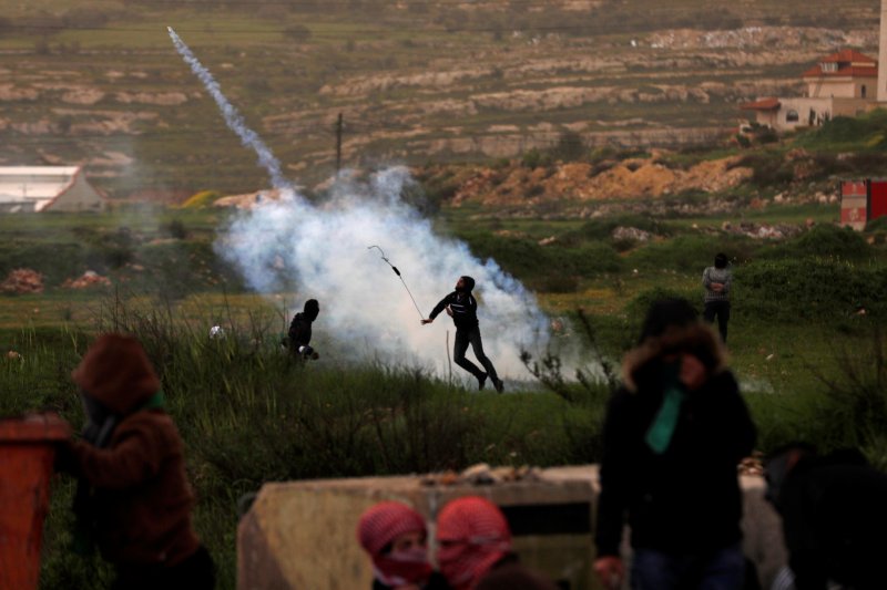 Gas air mata tentara Israel akibatkan guru-murid Palestina sesak nafas