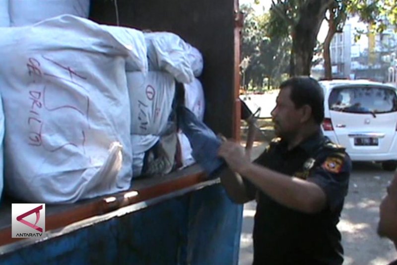 Bea Cukai Pontianak tahan tiga truk barang impor ilegal