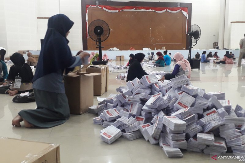 KPU Bangka Tengah rekap surat suara rusak