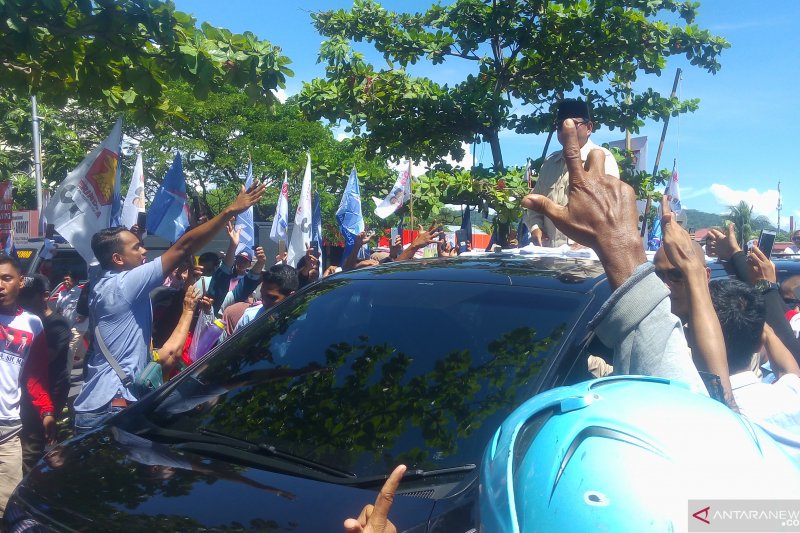 Prabowo disambut meriah ribuan masyarakat di Padang