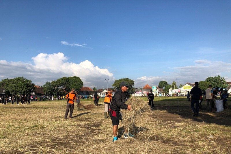 Warga bersihkan kawasan alun-alun jelang 30 tahun "Jumeneng Dalem" Sultan