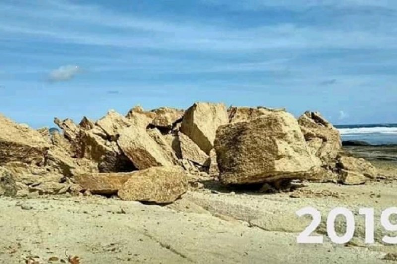 Batu Payung Ikon Wisata Pantai Di Lombok Tengah Roboh