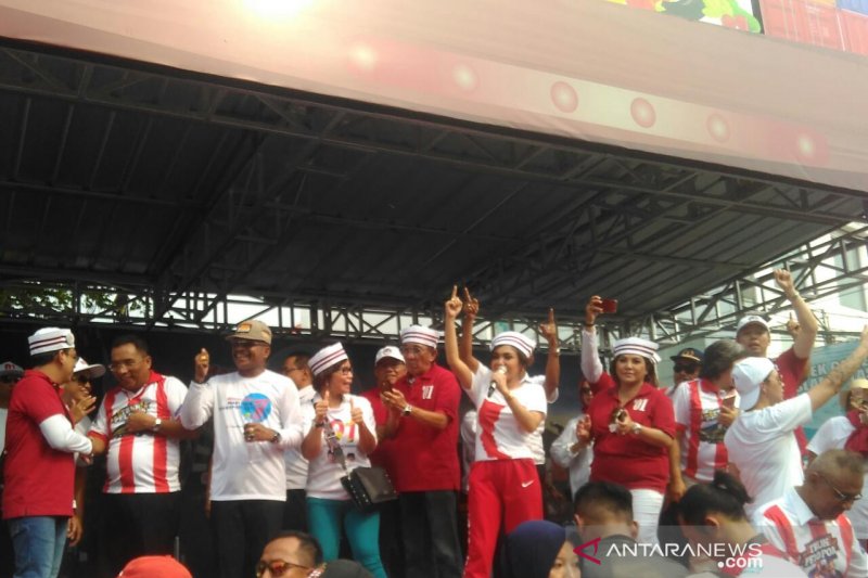 Yuni Shara pimpin massa bernyanyi jelang kedatangan Jokowi di KIS