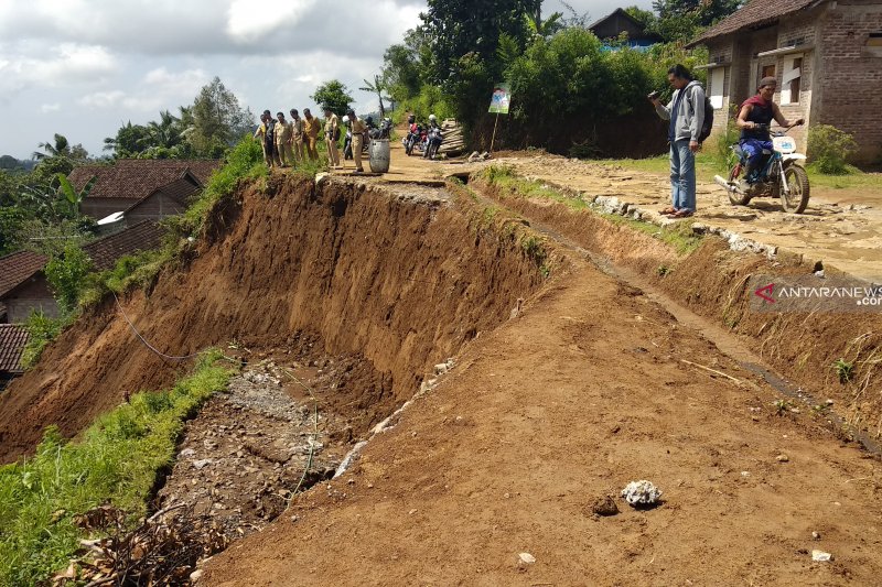 Longsor terjang rumah warga di Tulungagung