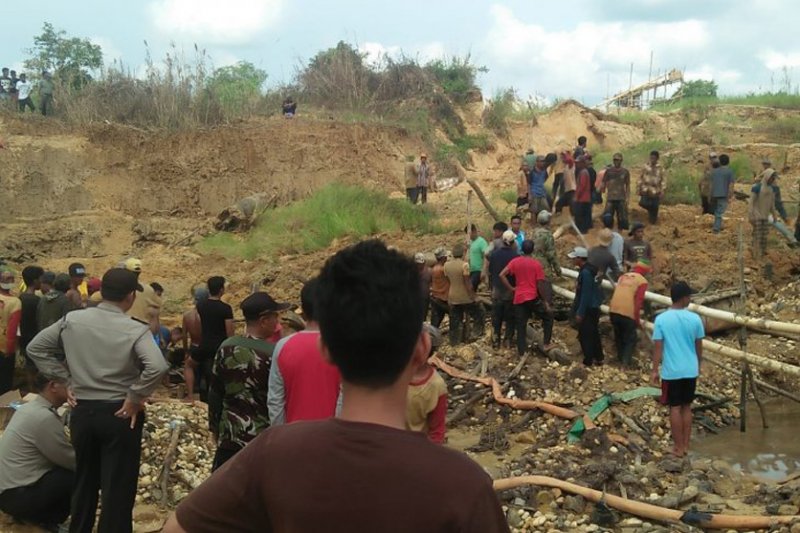 Masih dievakuasi, lima pendulang intan yang tertimbun longsor