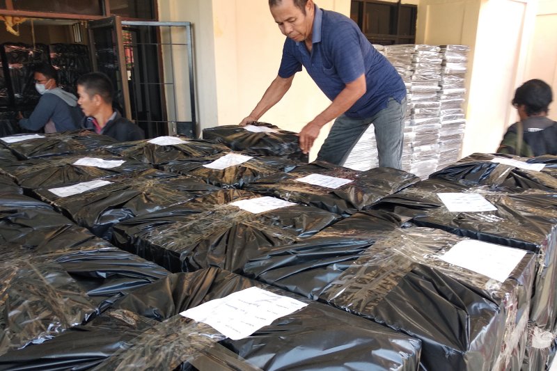 KPU Mamuju distribusikan logistik Pemilu ke kecamatan terjauh