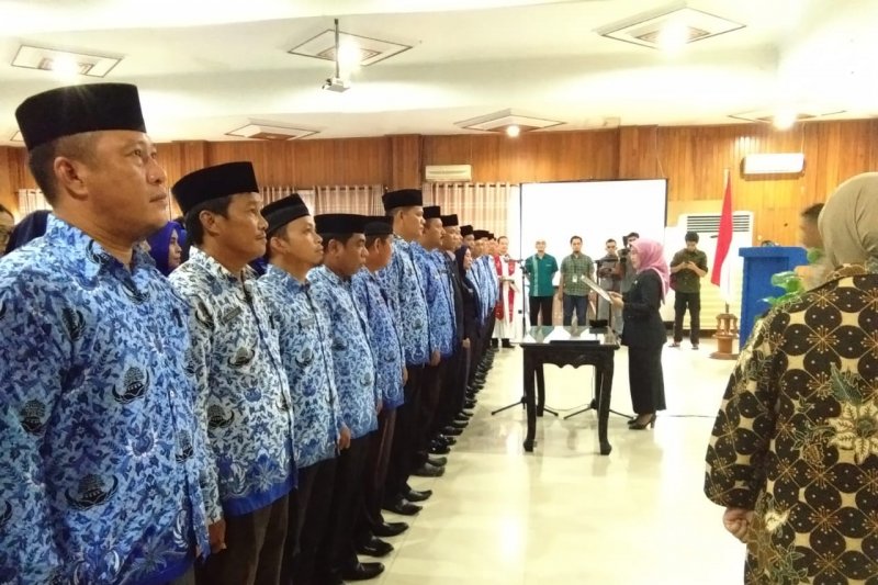 Tingkatkan kinerja, Sekda Kendari lantik 15 kepala puskesmas