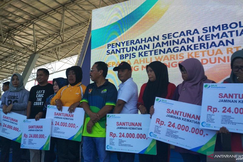 Penyerahan santunan BPJS Ketenagakerjaan di Makassar berlangsung haru