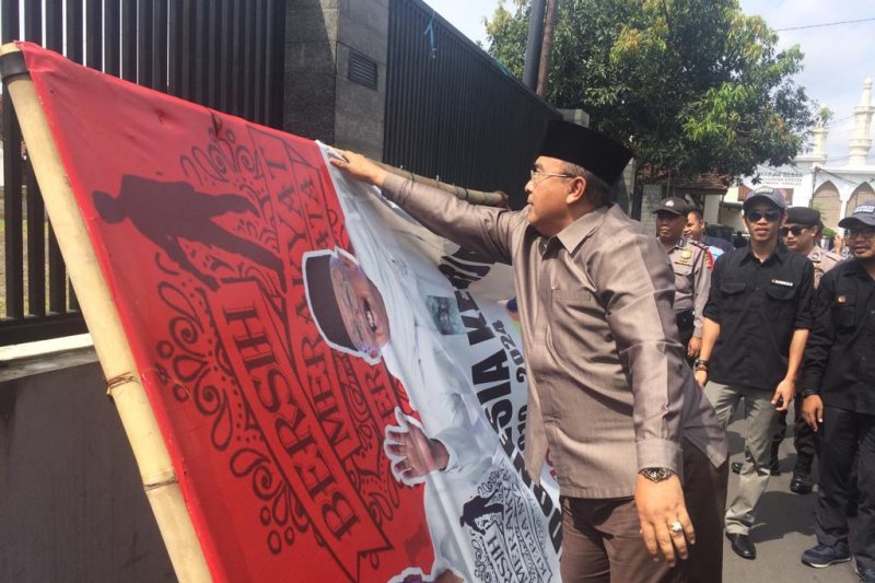Wali Kota Tasikmalaya bantu bongkar alat peraga kampanye