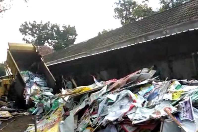 Penurunan alat peraga kampanye di Yogyakarta dikebut siang-malam