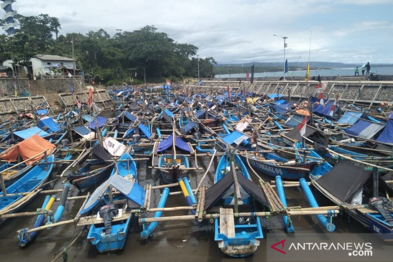 Nelayan pantai selatan Cianjur terpaksa jual bibit udang ke bandar
