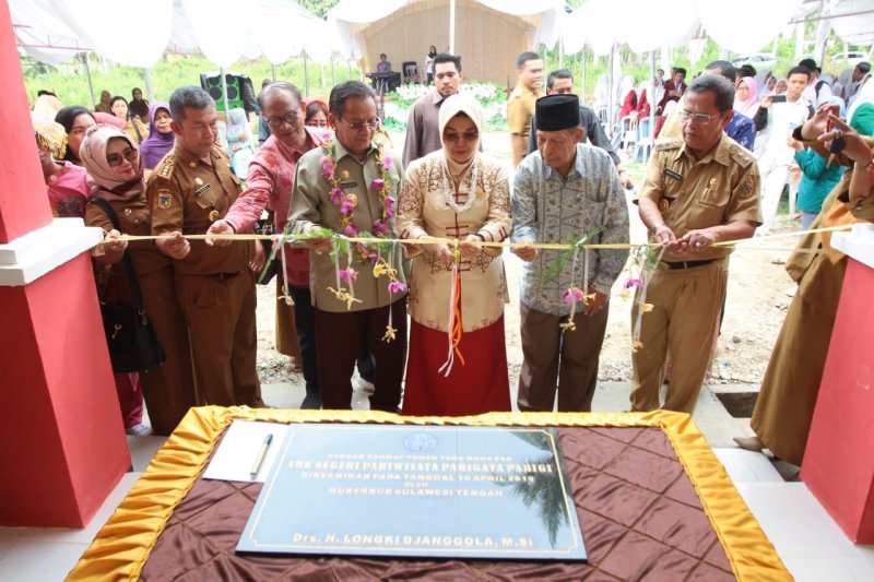 Gubernur Longki Djanggola resmikan SMK Negeri Pariwisata Parigi