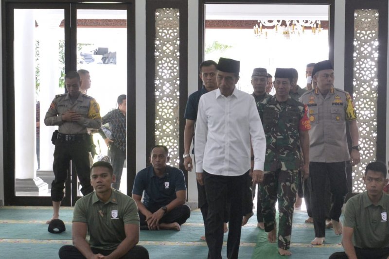 Jokowi tunaikan shalat Jumat di Masjid Istana Bogor
