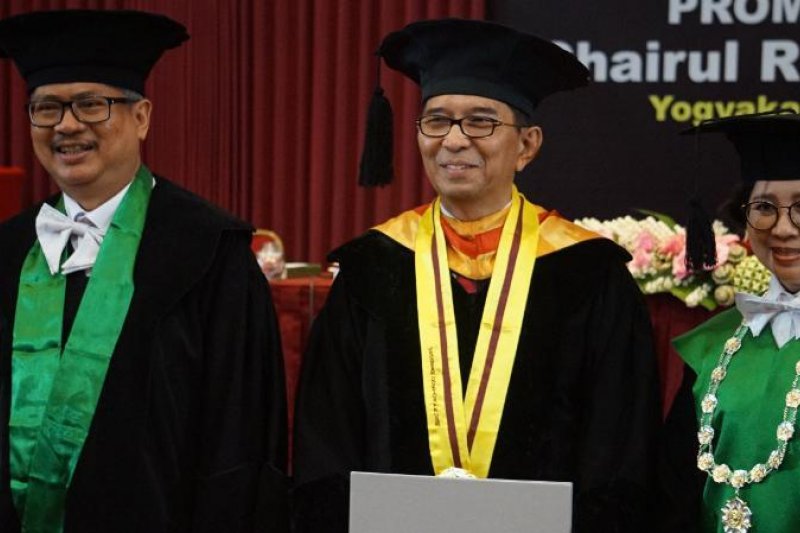 Ketua Dewan Pengawas BPJS Kesehatan meraih doktor di UGM