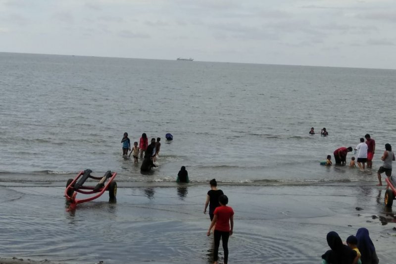 Pengunjung Objek Wisata Pantai Di Makasar Melonjak Pada Hari