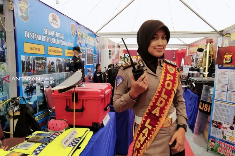 Peringatan Hari Kartini, Polwan sulap suasana layanan SIM dan Samsat keliling jadi unik