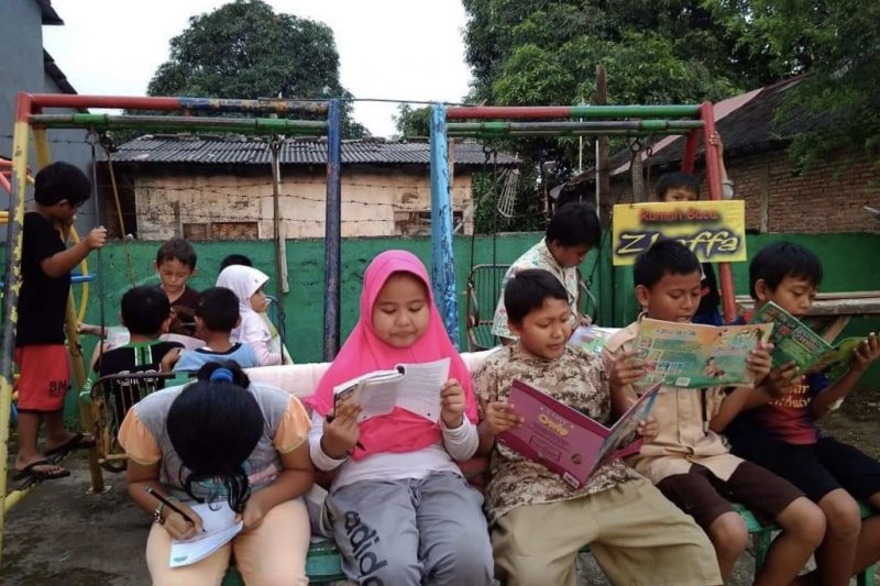 Taman baca pasang aneka taktik untuk menarik anak-anak