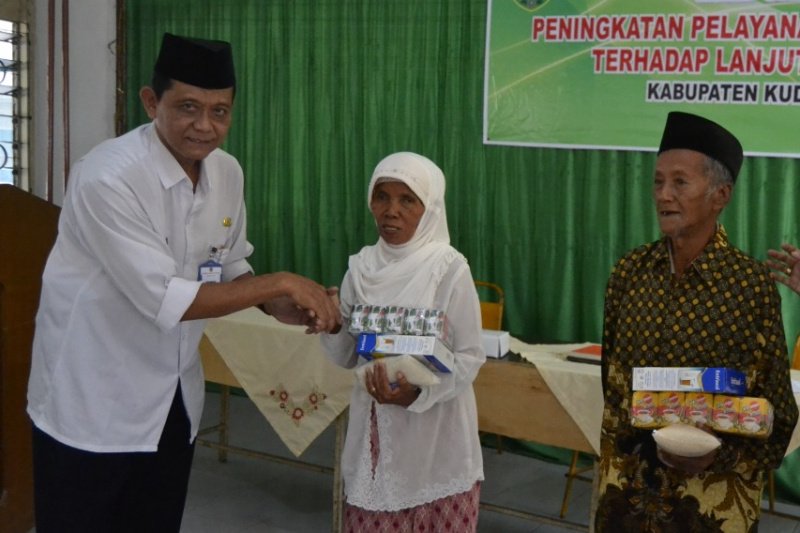 100 lansia-penyandang cacat di Kudus terima bantuan nutrisi