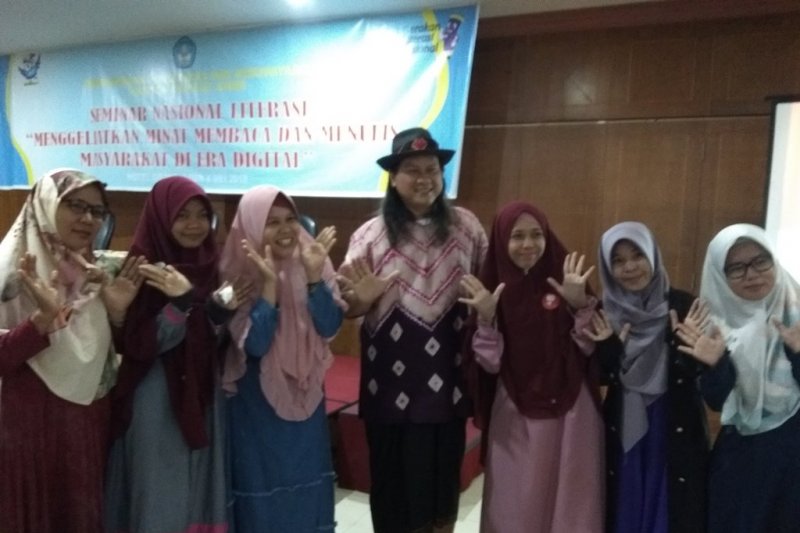 Sastrawan Gola Gong berikan motivasi bagi penggiat literasi