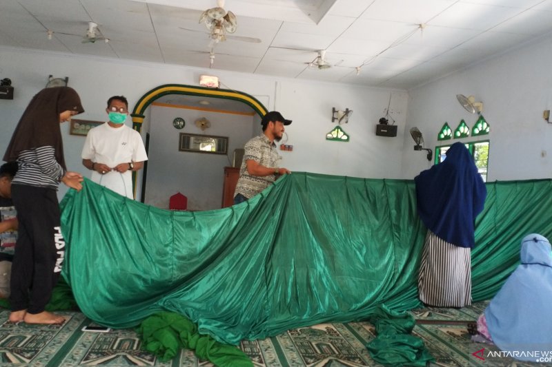 COVID-19 Task Force chief performs Eid prayers at BNPB Building