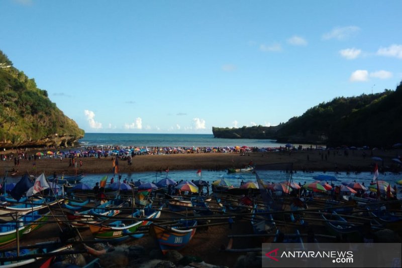 Ribuan Wisatawan Padati Pantai Gunung Kidul Untuk Padusan