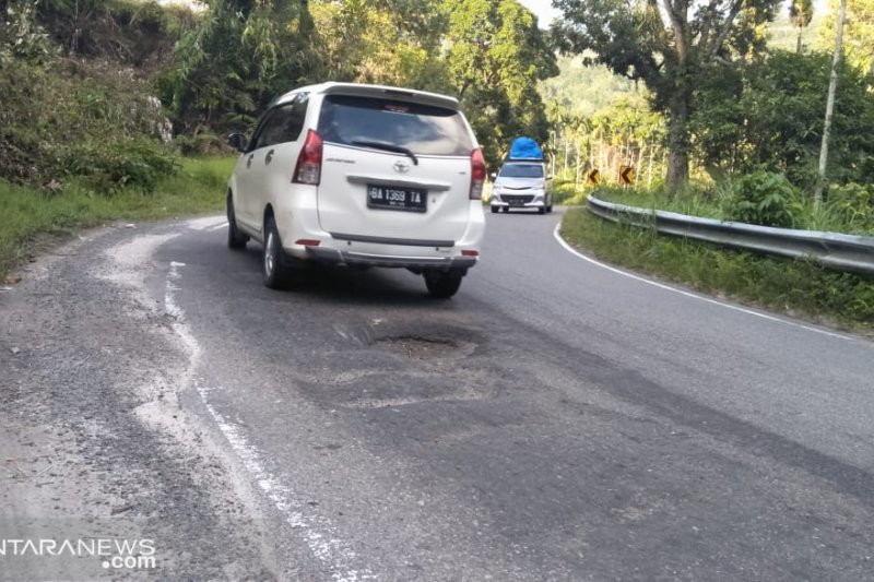 Jalan nasional di Pasamanbanyak rusak dan berlubang