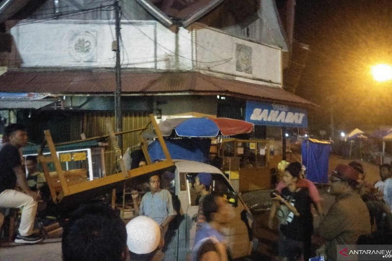 Puluhan pemuda Pariaman tertibkan etalase PKL gunakan fasilitas umum (Video)