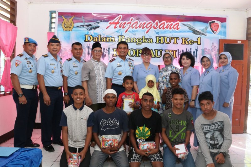 Pangkoopsau III Biak salurkan bantuan makanan di panti asuhan Pancasila