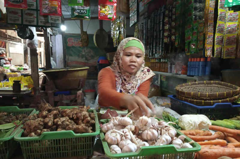 Harga bawang putih di Indramayu "terjun bebas"
