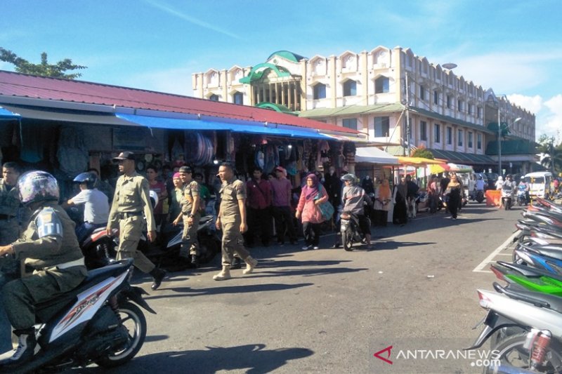 Satpol PP Pariaman tertibkan PKL di fasilitas umum pasar