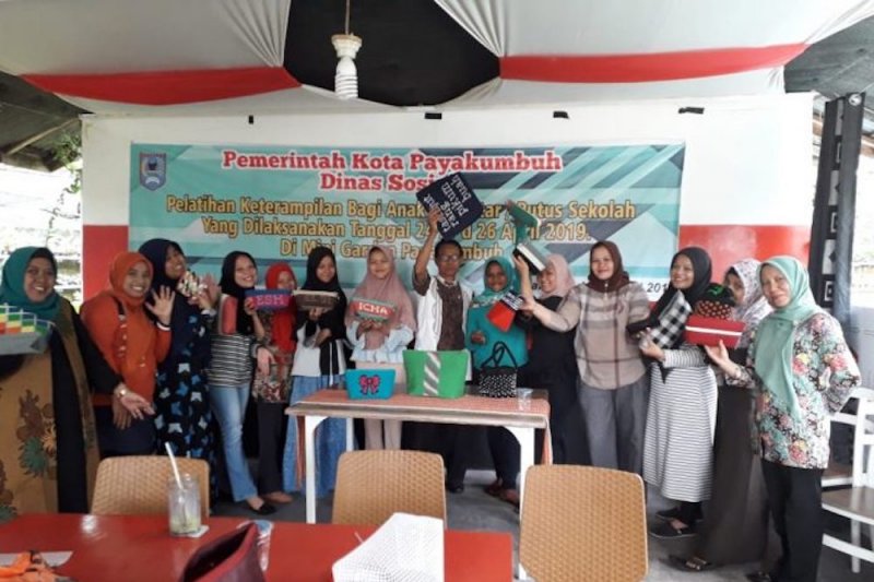 Payakumbuh bekali anak putus sekolah keterampilan merajut
