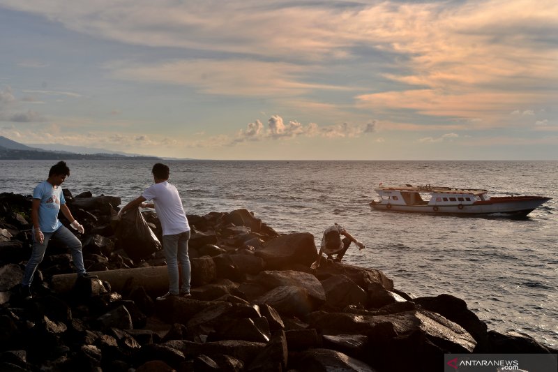 AKSI BERSIH PANTAI MANADO