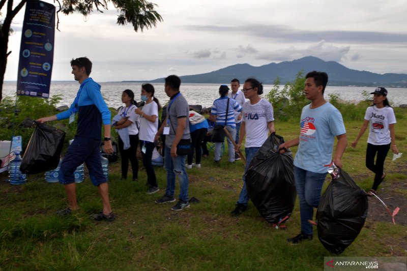 AKSI BERSIH PANTAI MANADO