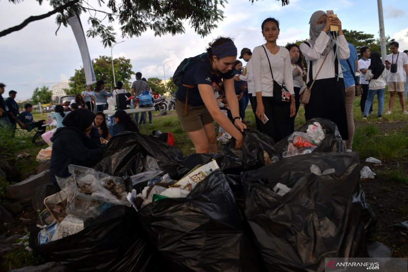 AKSI BERSIH PANTAI MANADO