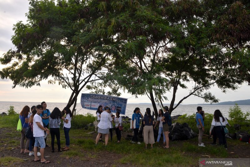 AKSI BERSIH PANTAI MANADO