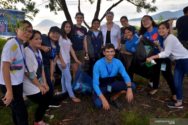 AKSI BERSIH PANTAI MANADO