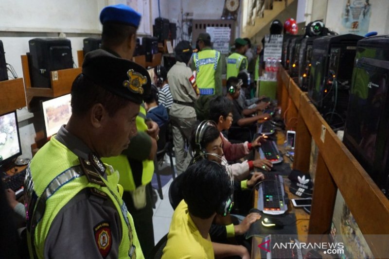 Pemkot sosialisasikan perda usaha warnet