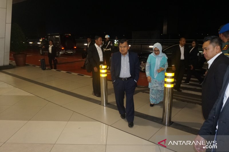 JK transit di Qatar saat menuju Jenewa