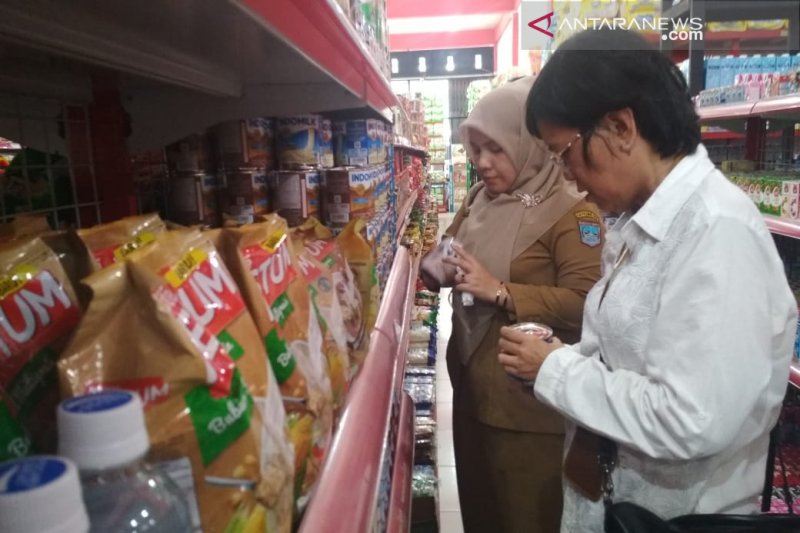 Razia sejumlah toko, tim gabungan temukan makanan kedaluwarsa
