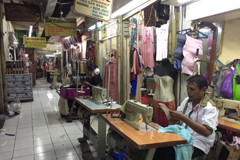  Penjahit  di Pasar  Sunan Giri masih sepi order Ramadhan 
