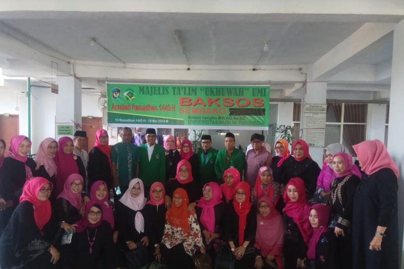 MT Ukhuwah UMI berbagi sembako Ramadhan kepada kaum dhuafa