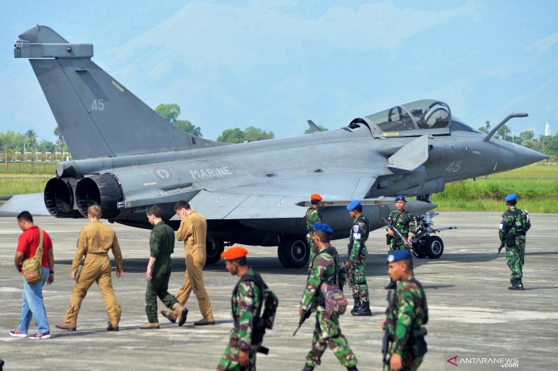 Prajurit TNI AU kawal terus pilot dan pesawat tempur Rafale milik Angkatan Laut Prancis