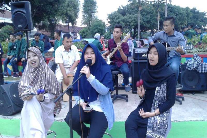 Mahasiswa Polbangtan YoMa; "Ngeband" yes, berbagi takjil juga oke